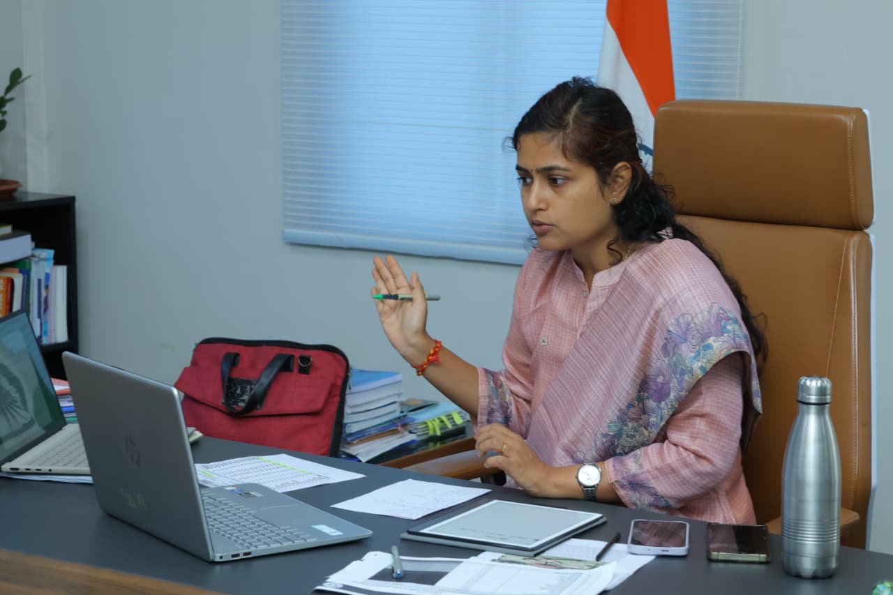 చెరువులు, వాగులు, నాలాల్లో నీటిమట్టాలను ఎప్పటికప్పుడు అధికారులు పర్యవేక్షించాలి