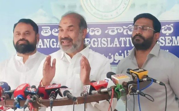 సభా సమయాన్ని వృథా చేస్తున్న ప్రతిపక్షాలు: ప్రభుత్వ విప్ ఆది శ్రీనివాస్