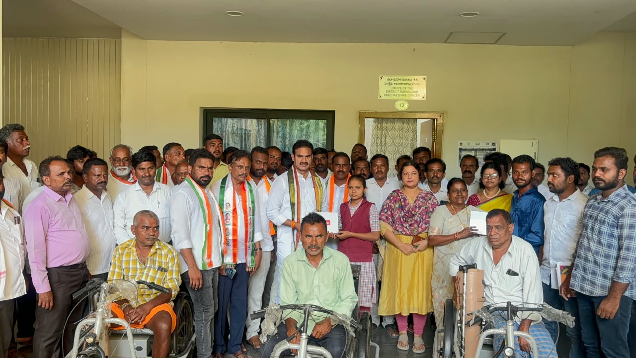 విద్యార్థులకు ట్యాబ్‌లు, వికలాంగులకు వీల్‌చైర్లు పంపిణీ చేసిన ప్రభుత్వ విప్