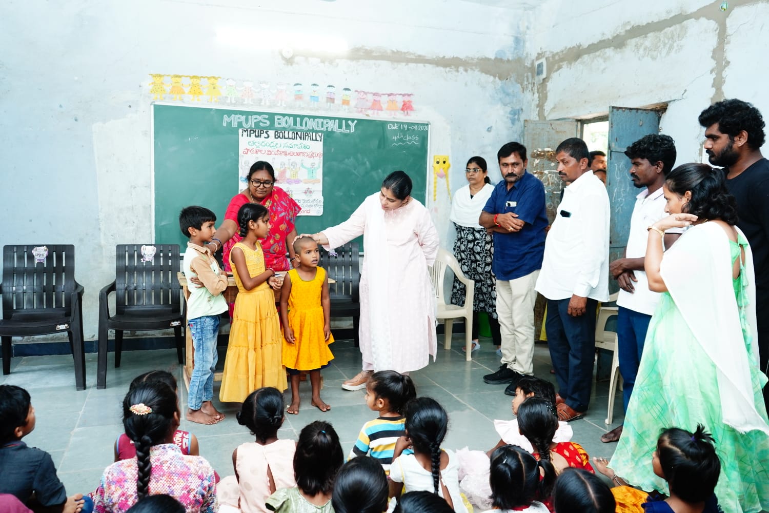 ప్రాథమిక పాఠశాలలో జిల్లా కలెక్టర్ ఆకస్మిక తనిఖీ.