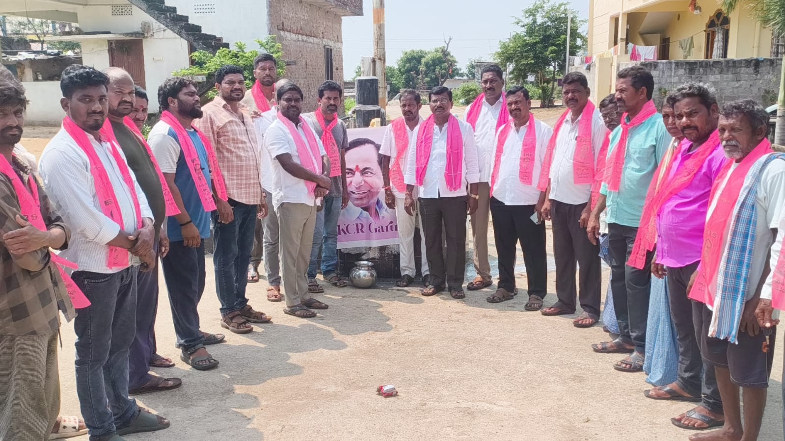 హసన్‌పర్తి హెచ్ఎం తండాలో కేసీఆర్ చిత్రపటానికి తండా ప్రజల పాలాభిషేకం