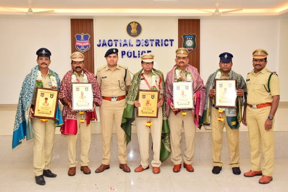 ఉద్యోగ విరమణ పొందిన పోలీసు అధికారులను ఘనంగా సన్మానించిన అదనపు ఎస్పీ  చేతన్ నితిన్