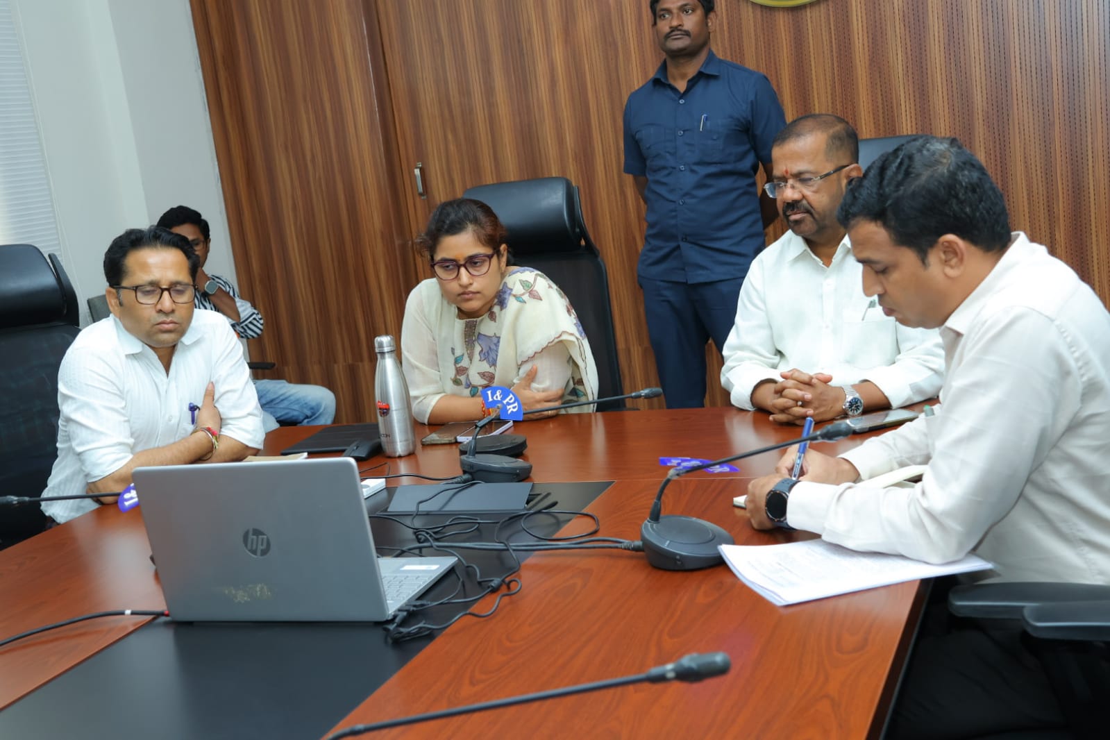 హనుమకొండలో మల్టీ లెవెల్ కారు పార్కింగ్ ఏర్పాటుపై సమీక్ష
