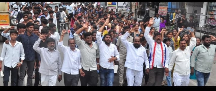 రాష్ట్రంలోని 14 లక్షల మంది విద్యార్ధుల స్కాలర్షిప్ లు - ఫీజులు వెంటనే చెల్లించాలి