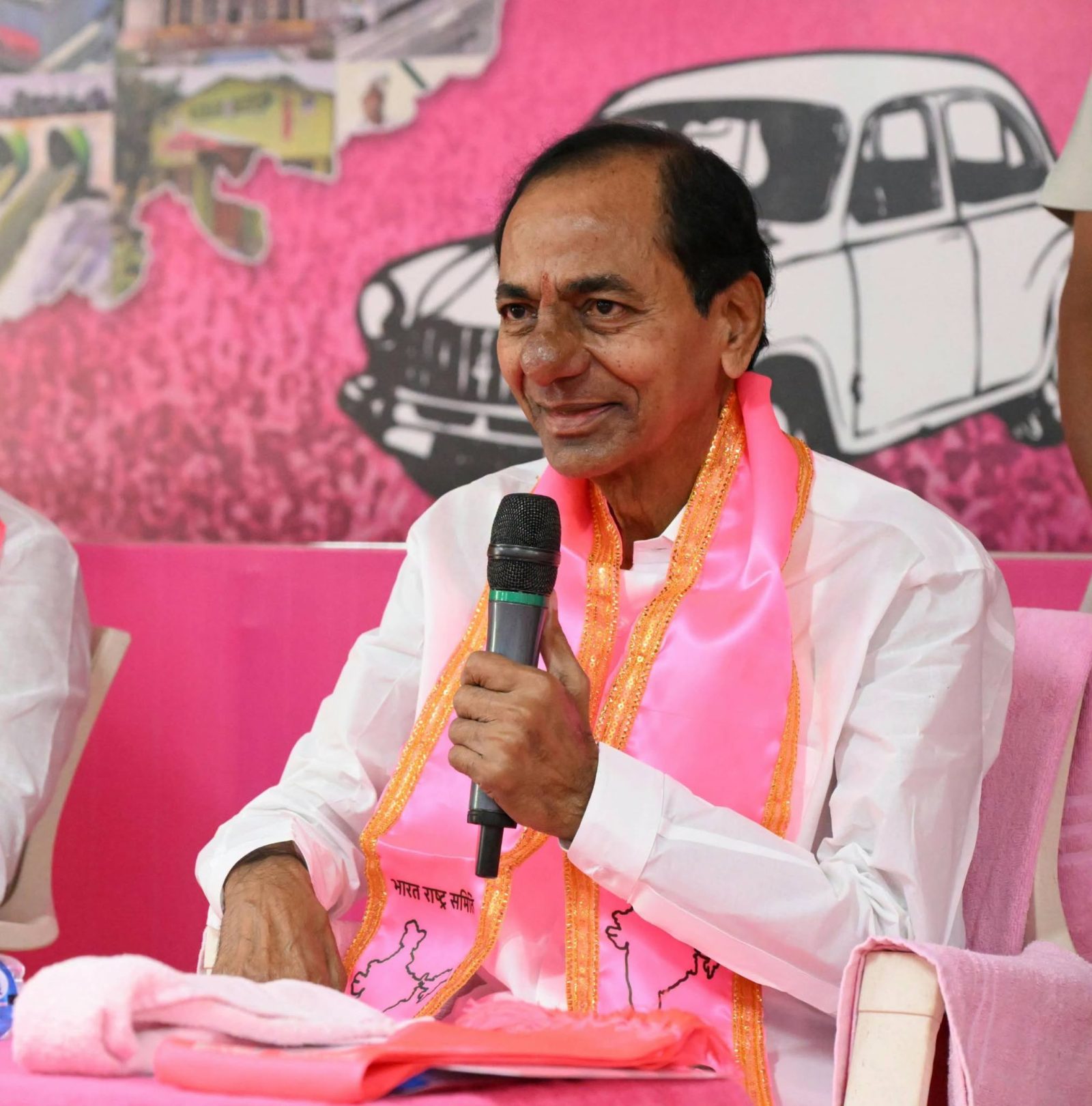 కేసీఆర్ కు రెవెన్యూ నోటీసులు