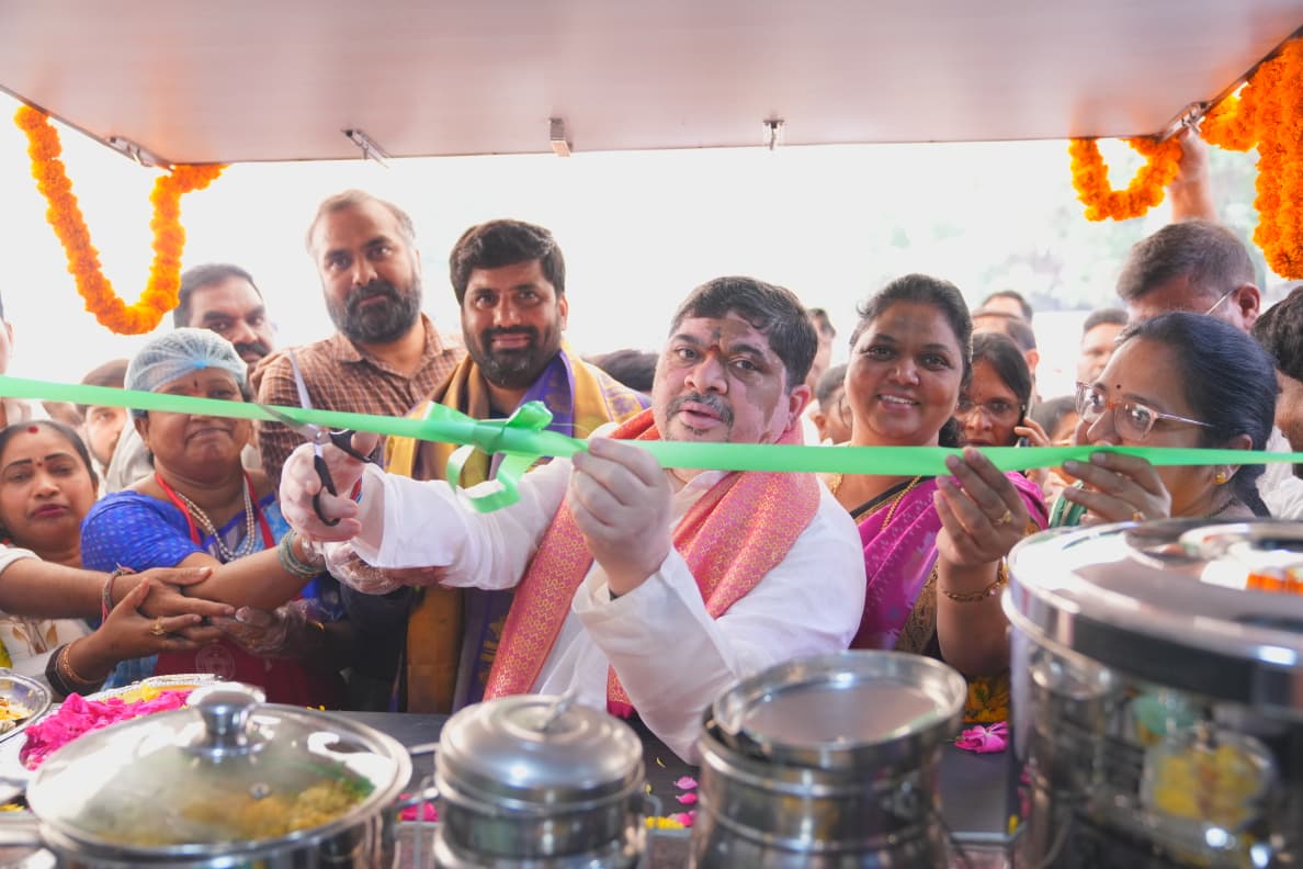బాగ్ లింగంపల్లిలో 'ఇందిరా మహిళా శక్తి క్యాంటీన్' ప్రారంభించిన మంత్రి పొన్నం ప్రభాకర్