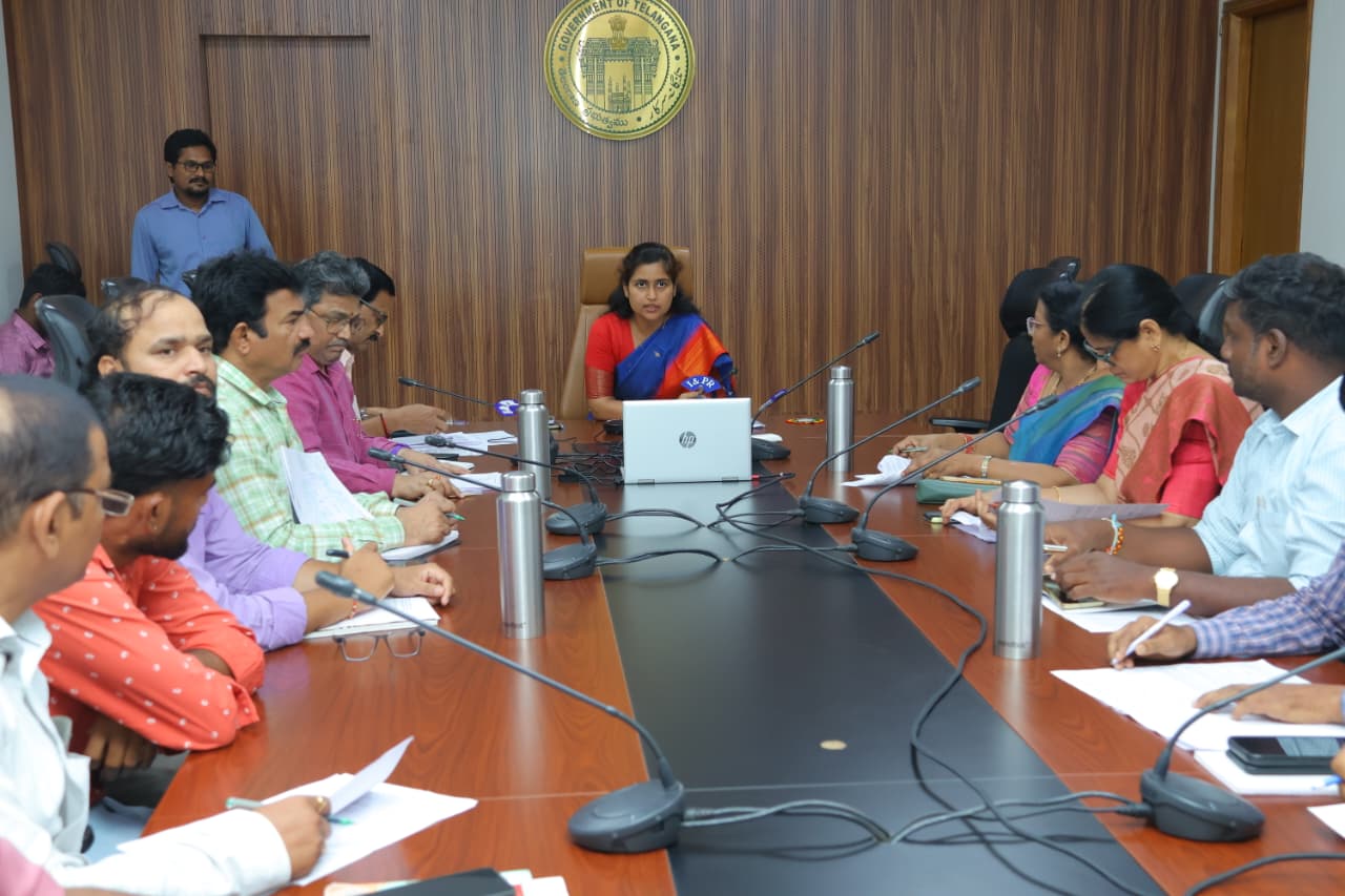 పరీక్షలు రాసే అభ్యర్థులు సకాలంలో పరీక్షా కేంద్రానికి చేరుకోవాలి