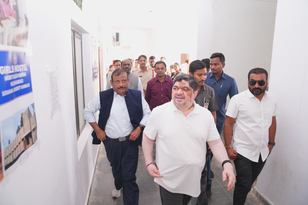 శాతవాహన యూనివర్సిటీ ఇంజనీరింగ్ కళాశాలలో మంత్రి పొన్నం ప్రభాకర్ ఆకస్మిక పర్యటన