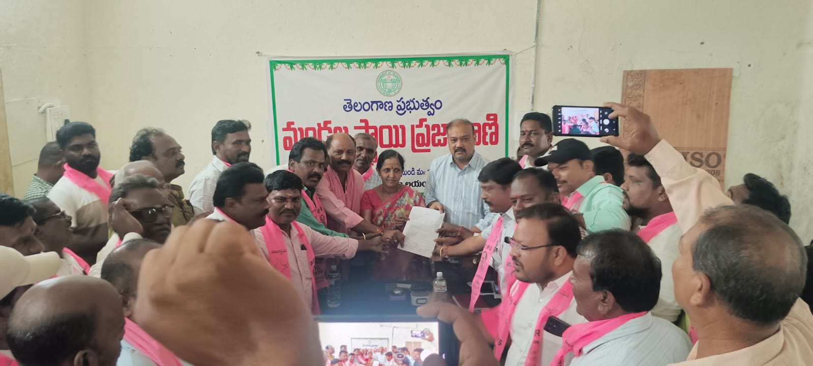 తహసిల్దార్, ఎంపీడీఓ ఆఫీసుల్లో బిఆర్‌ఎస్  వినతిపత్రాల సమర్పణ