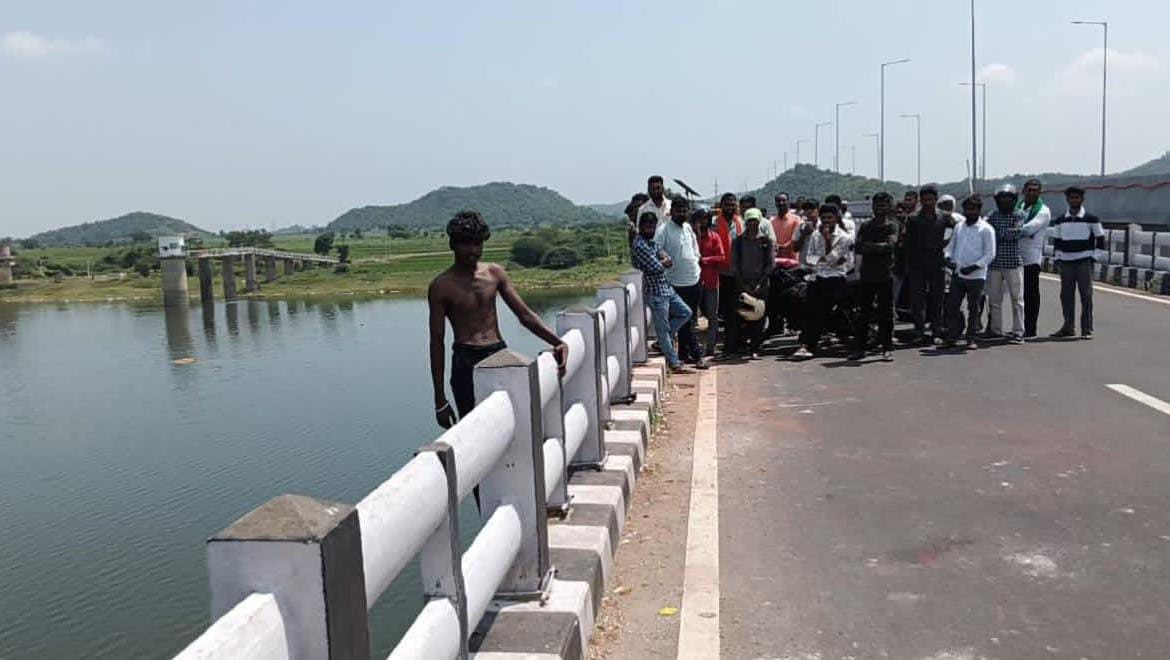 బైక్ కొనివ్వాలని బాసర గోదావరి బ్రిడ్జిపై ఆత్మహత్య చేసుకుంటానని యువకుడి హల్చల్...