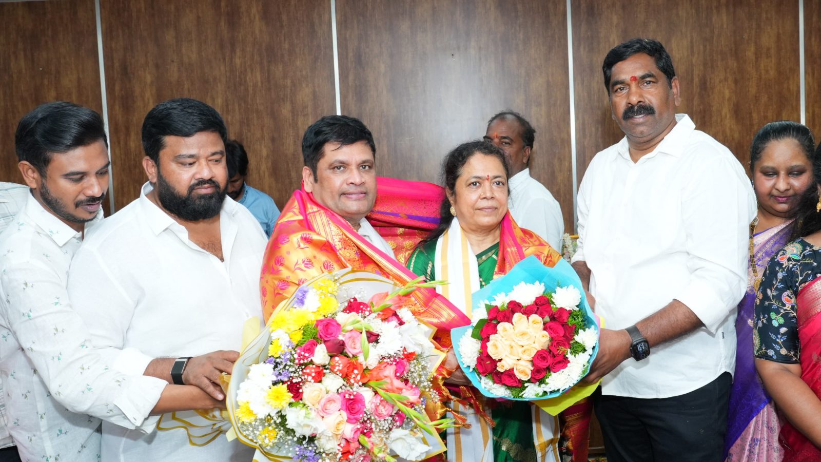 'కుడా' నూతన చైర్‌పర్సన్‌ గుండు సుధారాణిని సన్మానించి శుభాకాంక్షలు తెలిపిన ఎమ్మెల్యే