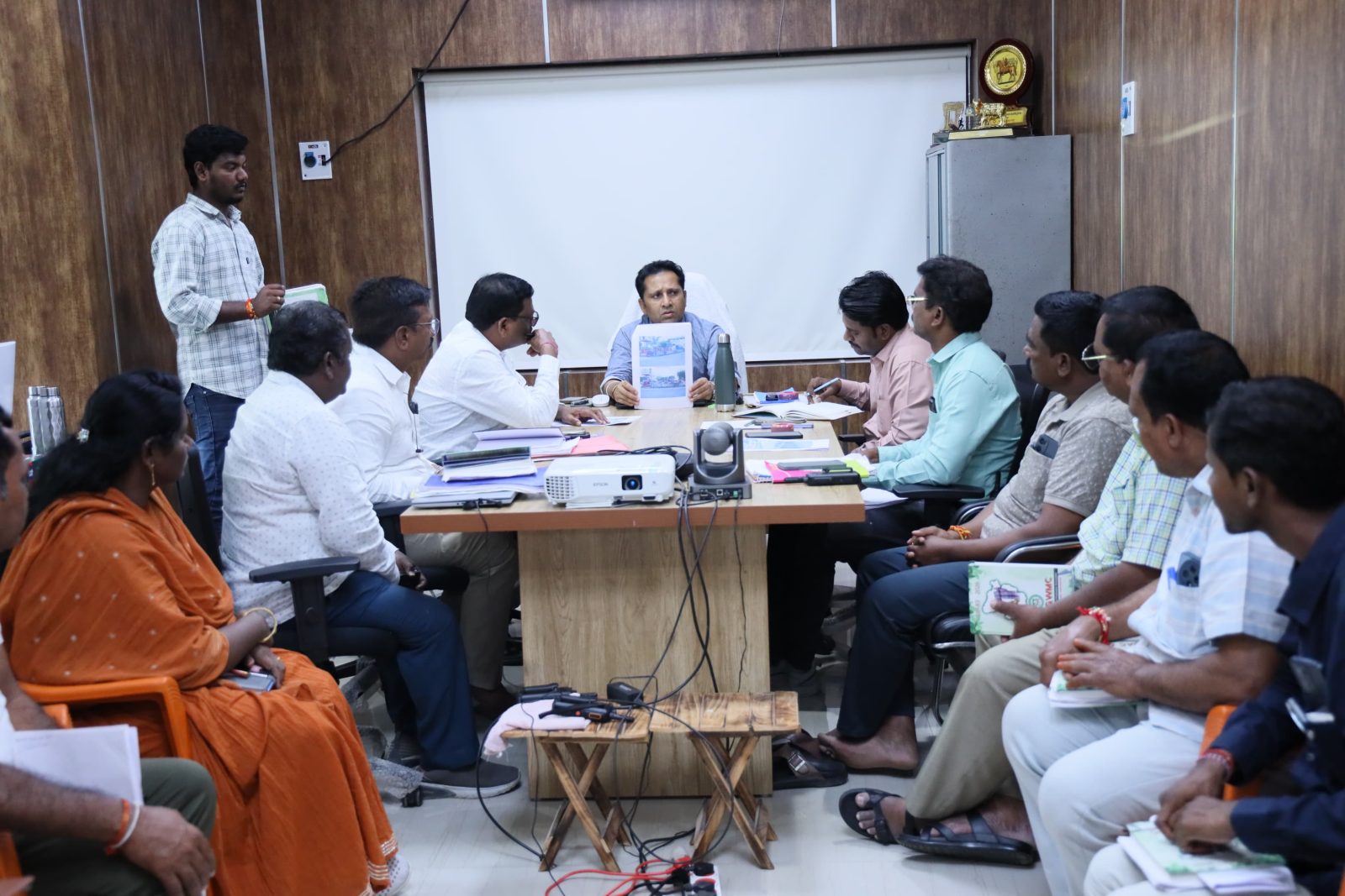 ట్రేడ్ లైసెన్స్ వసూళ్లలో అలసత్వం వహిస్తే చర్యలు తప్పవు