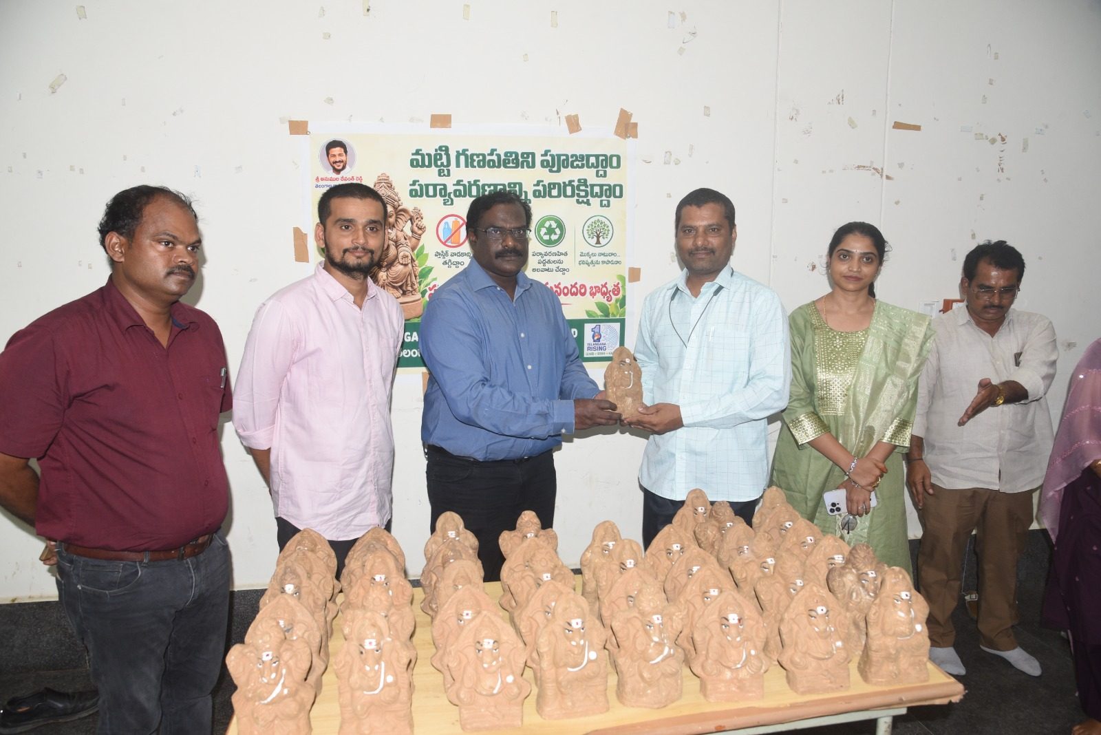 జిల్లా కలెక్టరేట్ కార్యాలయంలో పర్యావరణహిత మట్టి గణపతి ప్రతిమల పంపిణీ