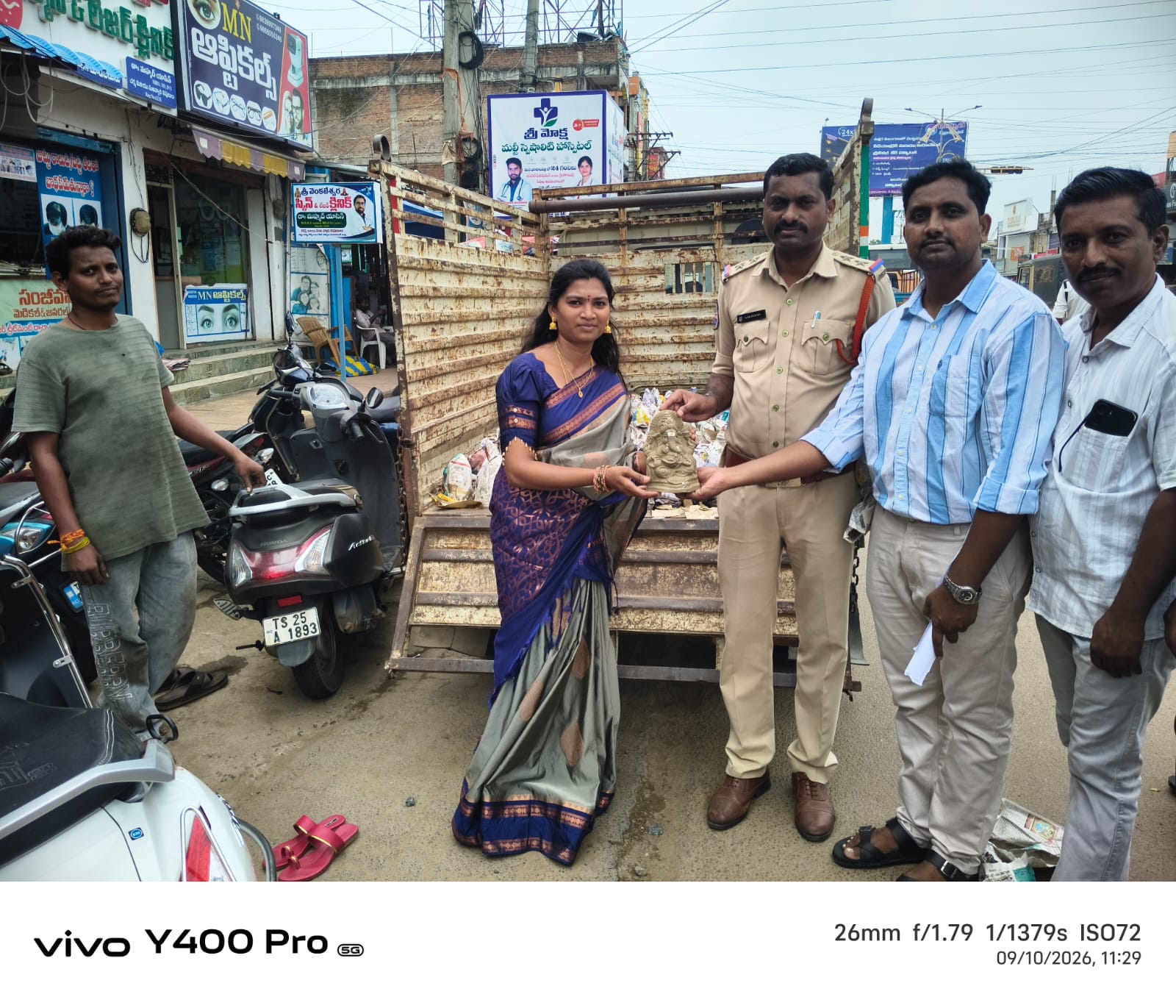 భూపాలపల్లిలో మట్టి గణపతి విగ్రహాల పంపిణీ