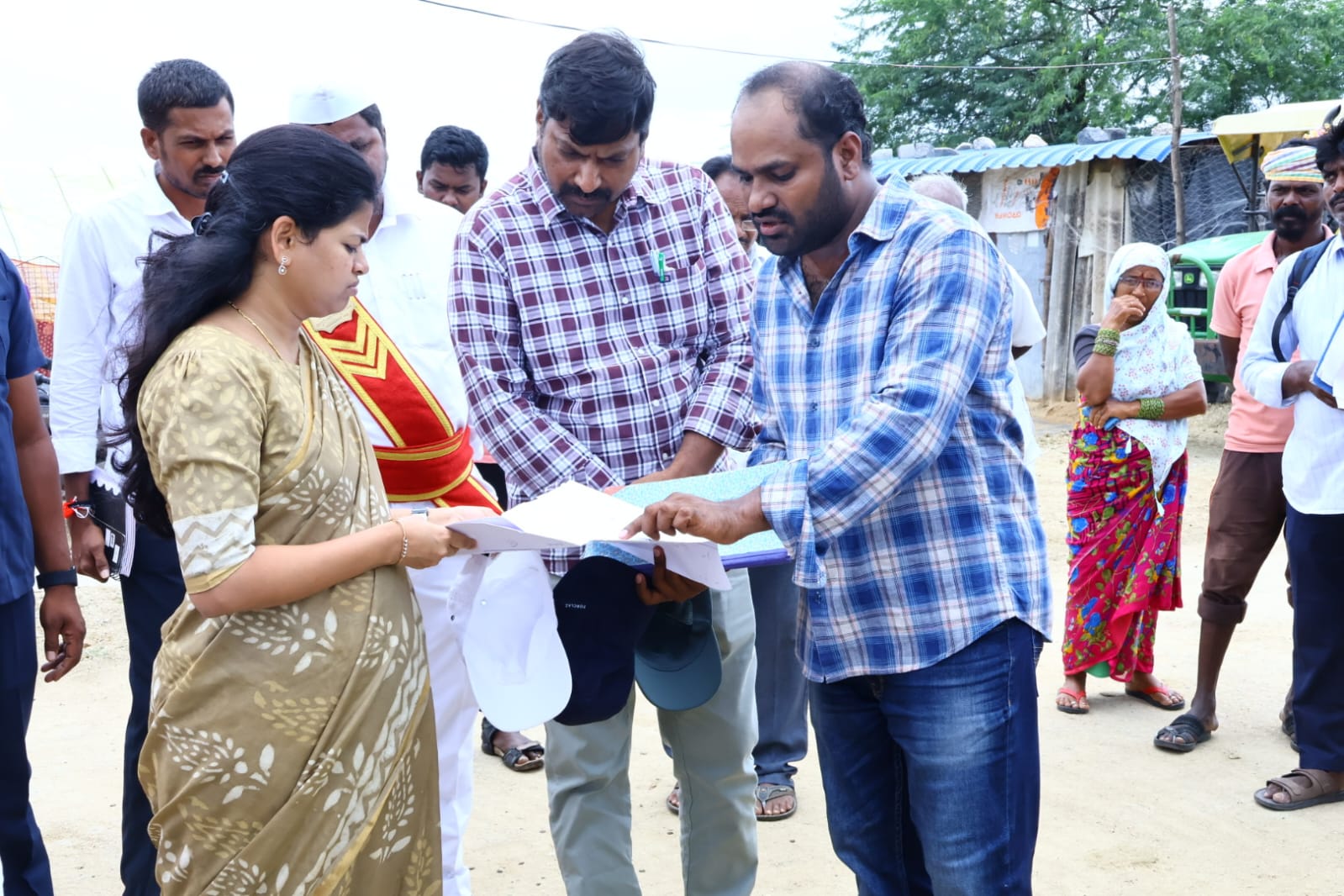 22ఏ, రీ సర్వేలను క్షేత్రస్థాయిలో పరిశీలించిన జిల్లా కలెక్టర్