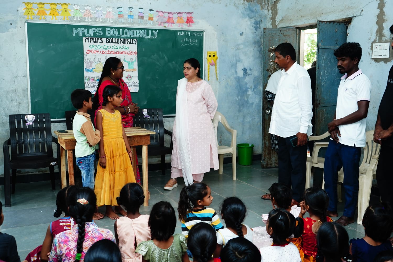 ప్రాథమిక పాఠశాలలో జిల్లా కలెక్టర్ ఆకస్మిక తనిఖీ.