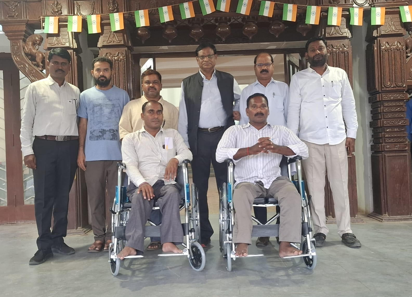 దివ్యాంగుల సౌకర్యార్థం వీల్‌చైర్లు అందజేత