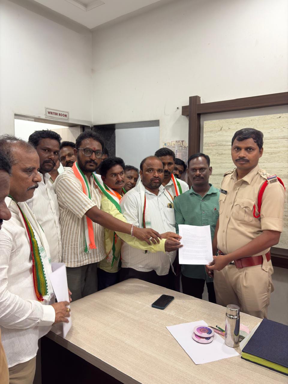 ఎమ్మెల్సీ తాతా మధుపై కాంగ్రెస్ శ్రేణుల ఫైర్.. హాసన్ పర్తి పోలీస్ స్టేషన్‌లో ఫిర్యాదు
