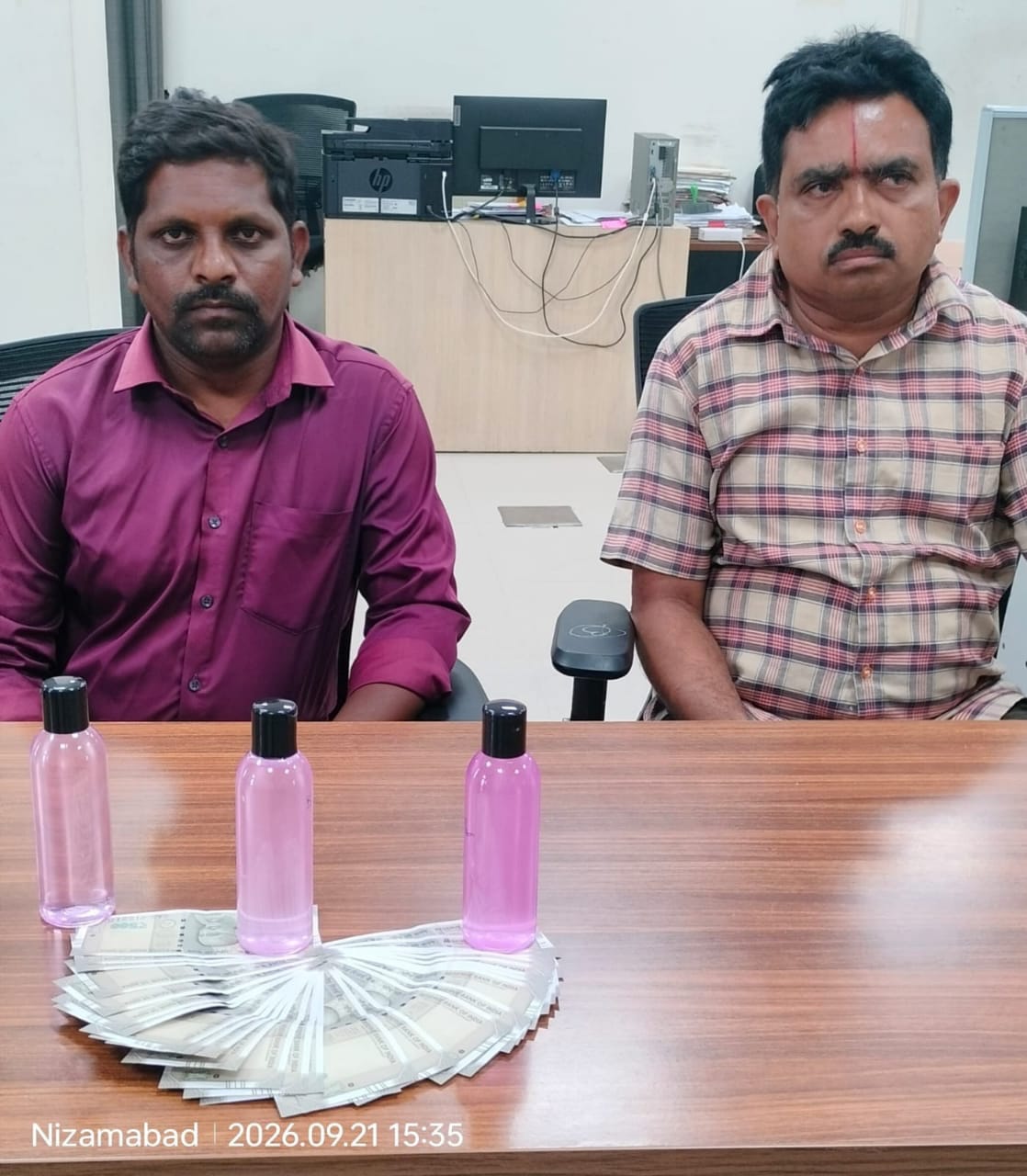 లంచం తీసుకుంటూ ఏసీబీ అధికారులకు పట్టుబడ్డ ఇద్దరు మున్సిపల్  ఉద్యోగులు